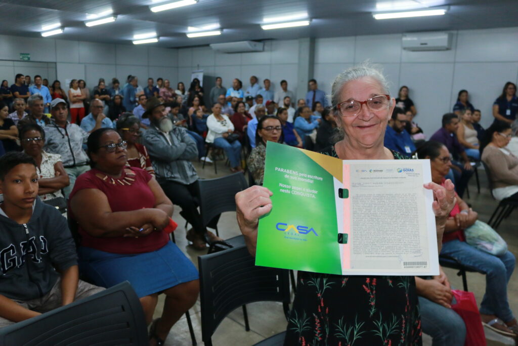 Fam Lias De Trindade Recebem Escrituras Do Programa Casa Legal Agehab