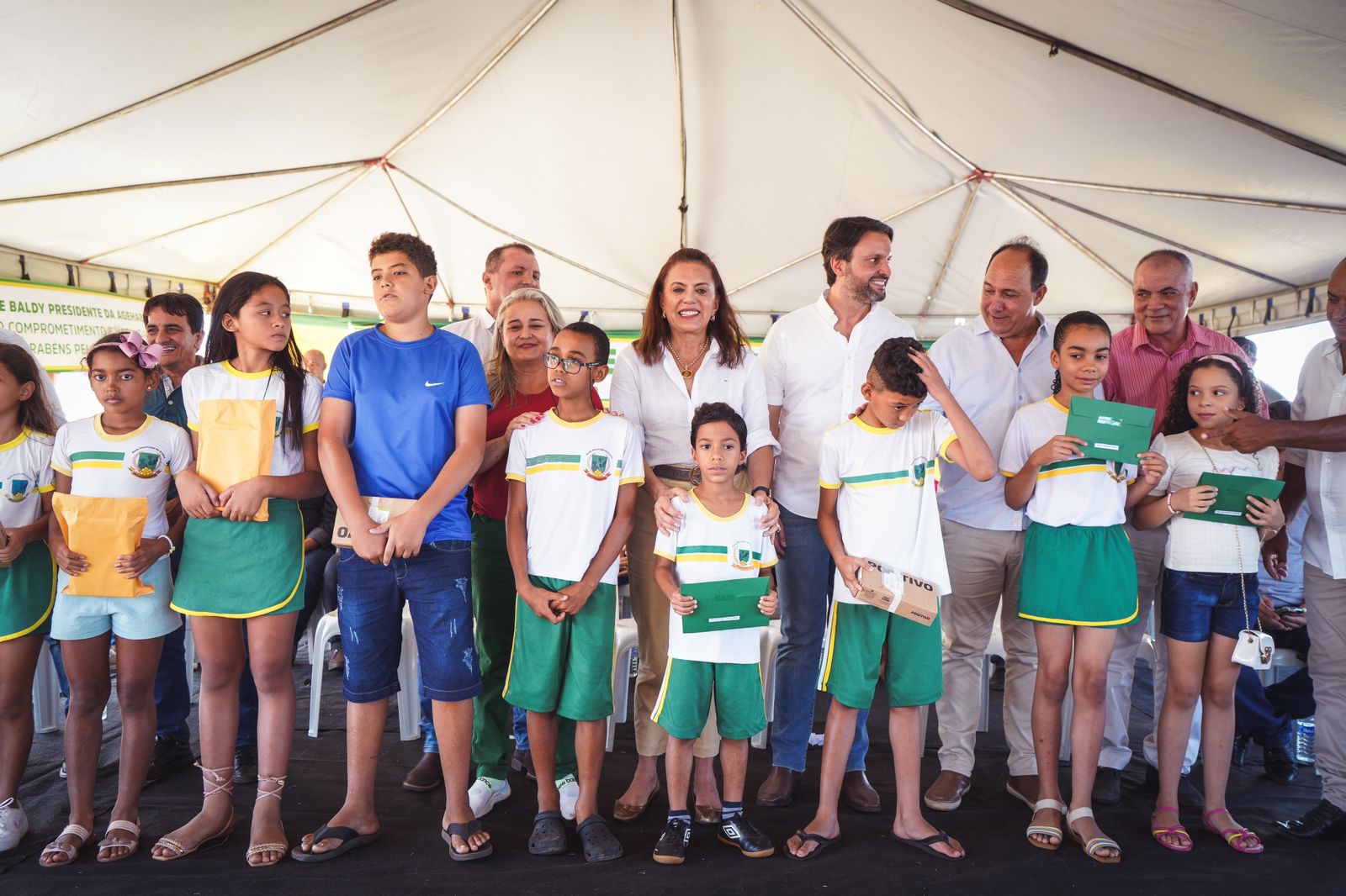 Em São Luiz do Norte Gracinha Caiado entrega casas a custo zero e