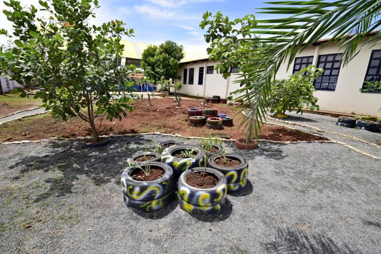 Pátio revitalizado de escola estadual em Aparecida de Goiânia.