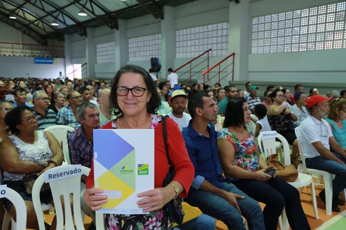 A aposentada Maria Abadia de Morais, 63 anos, recebendo da Agehab a escritura de seu imóvel no Jardim Curitiba III .