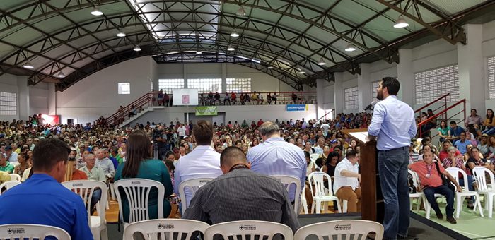 O vice-governador, Lincoln Tejota, durante solenidade de entrega de escrituras para famílias da Região Noroeste.