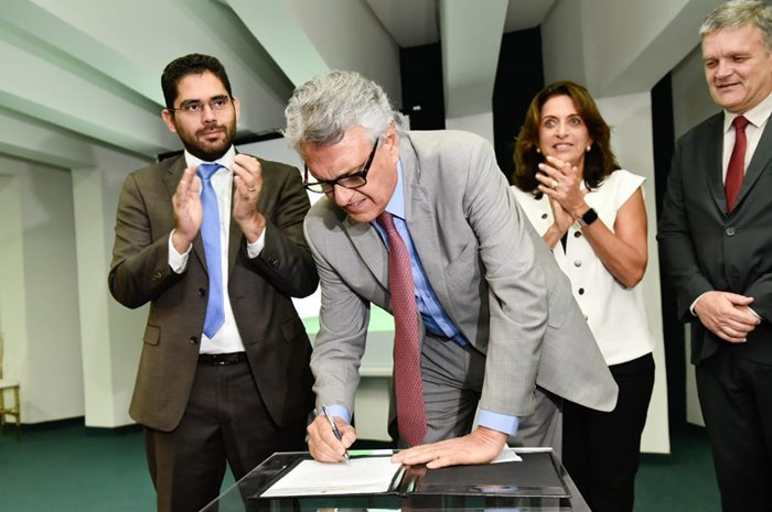 Governador Ronaldo Caiado no lançamento do Prêmio Goiás Mais Transparente, na imagem ele parece assinando um documento.