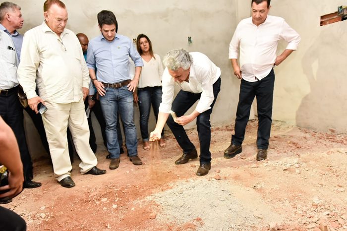 Governador Ronaldo Caiado, secretário da Saúde de Goiás, Ismael Alexandrino, e comitiva em visita às obras do Hospital de Águas Lindas.