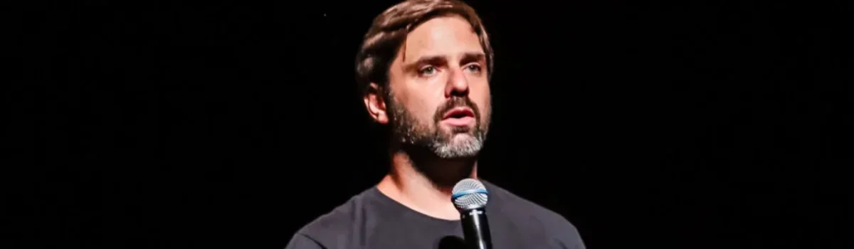 Fábio Rabin traz o stand-up comedy “Ladeira Abaixo” para o Teatro Goiânia