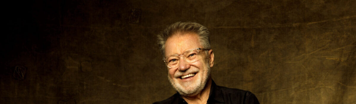 João Caetano lança álbum “Mil Voltas” no Teatro Goiânia