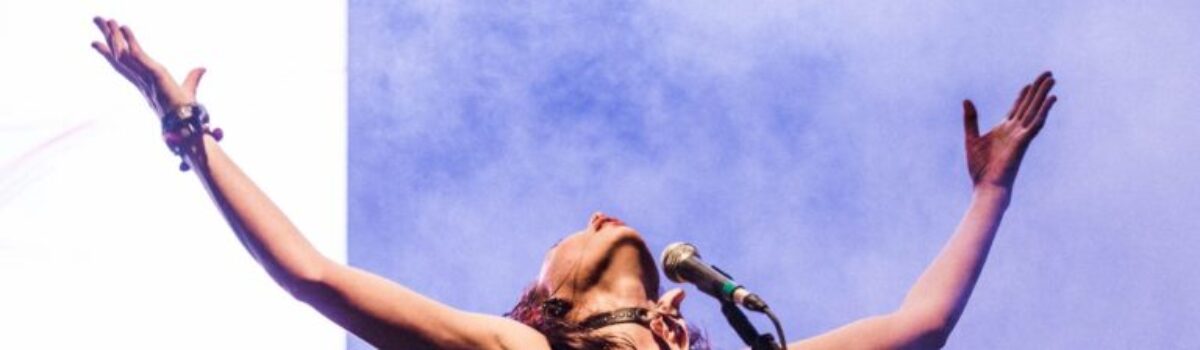 Martim Cererê recebe show solo de Salma Jô, ex-vocalista da banda Carne Doce