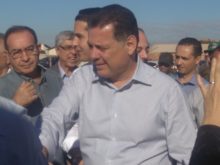 Governador Marconi cumprimenta a população presente à inauguração