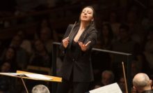 Valentina é regente titular do Coro da Osesp