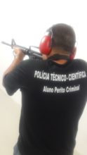Aluno aprende a manusear e periciar arma