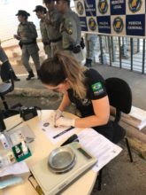 Perita Criminal procedendo a exame em droga apreendida.
