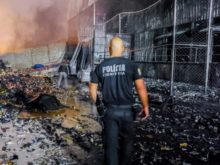 Equipe de Perícia Criminal da Polícia Científica em busca de vestígios no local do incêndio.