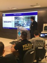 Perito Criminal Celso Faria apresentando o resultado das Perícias Criminais no cenário do Incêndio.