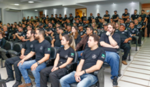 Equipes policiais no briefing pré-operação.