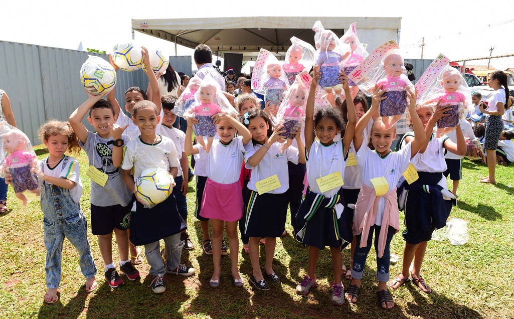 Natal Do Bem Entrega Mais De Mil Brinquedos Em An Polis Neste S Bado