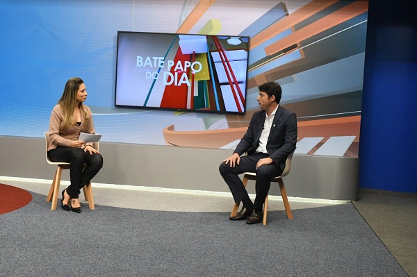 A apresentadora do TBC1, Michelle Bouson entrevista o presidente da Goiás Turismo Fabrício Amaral