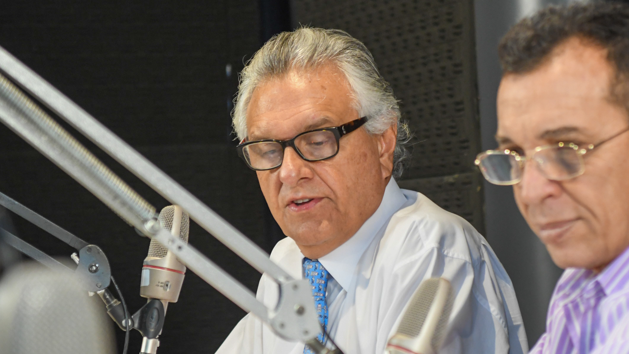 Governador Ronald Caiado no estúdio da Rádio Brasil Central