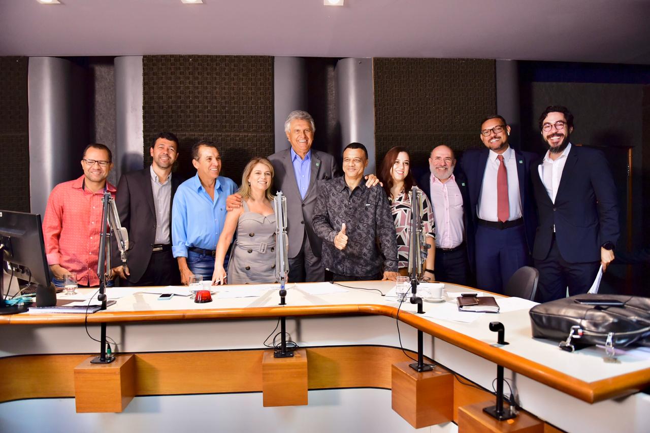 Foto do governador Ronaldo Caiado com a equipe da Agência Brasil Central