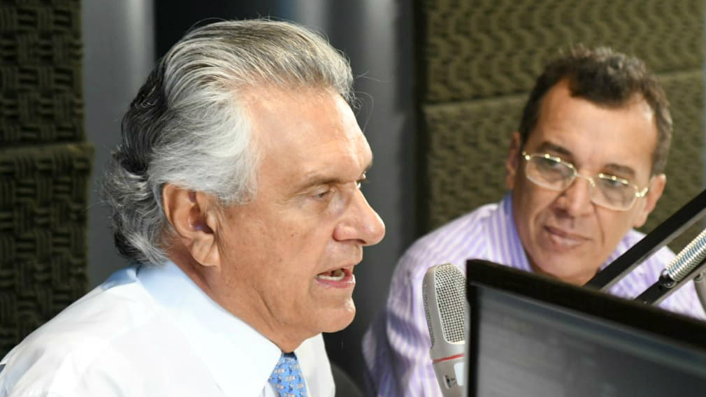 Governador Ronaldo Caiado sendo entrevistado nos estúdios da Rádio Brasil Central
