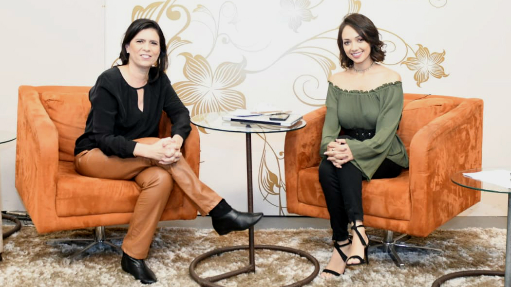As apresentadoras Susete Amâncio e Kamyla Rodrigues, sentadas no estúdio do Todas as Coisas
