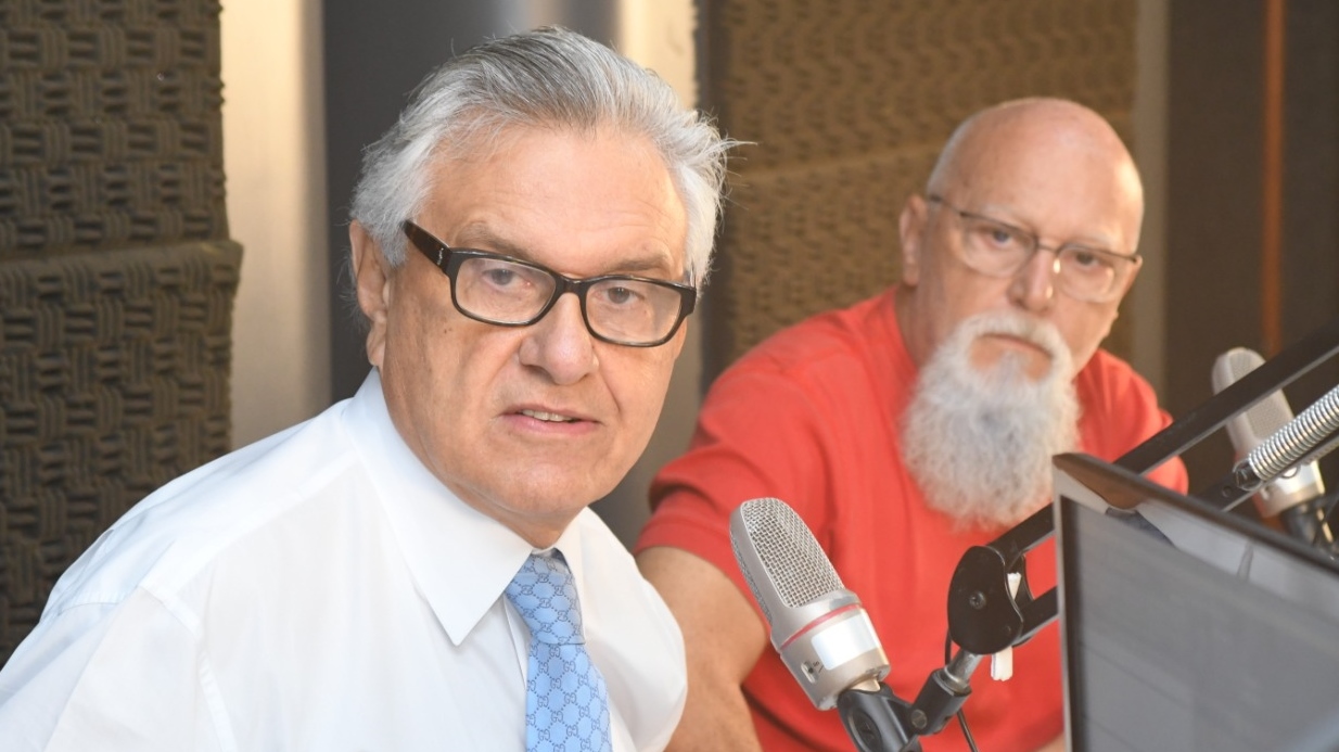 Ronaldo Caiado concede entrevista no estúdio-auditório ao lado do apresentador Augusto César 