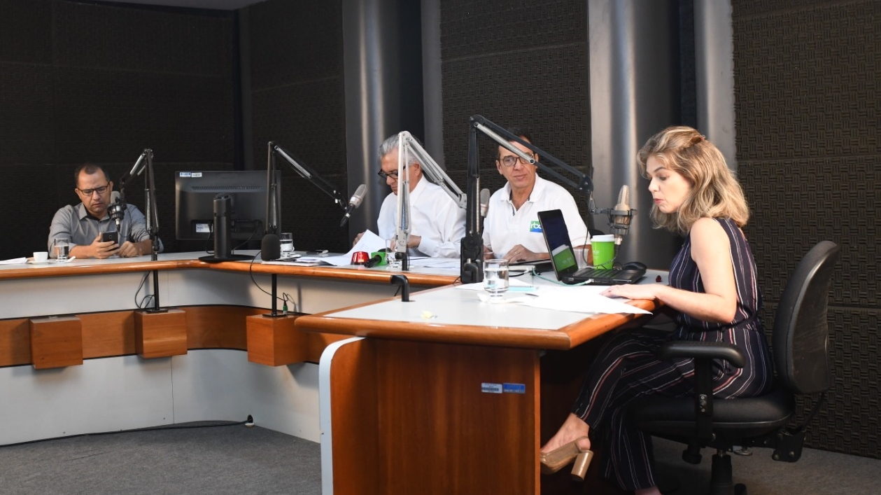 Governador Ronaldo Caiado, apresentador Josiel Meneses e Viviane Gontijo, no auditório-estúdio da Rádio Brasil Central