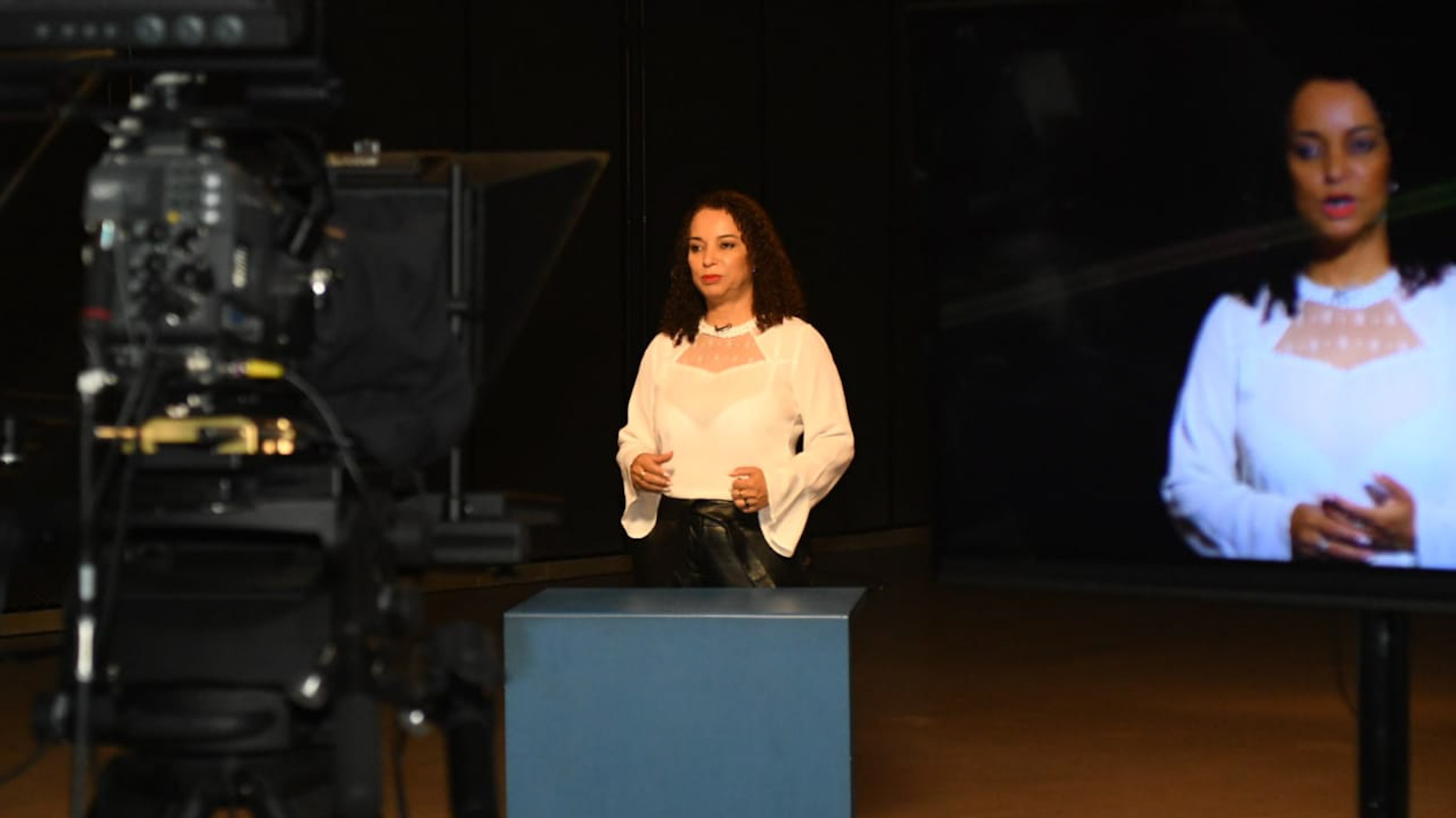Presidente Conselho Estadual da Mulher, Ana Rita de Castro, grava mensagem no estúdio da TV Brasil Central