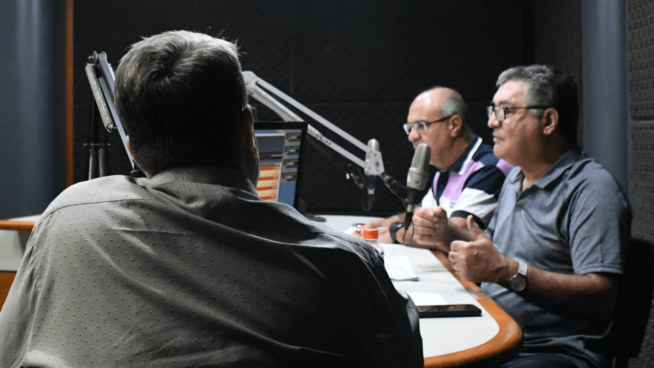 Dante Keller (de costas), Jair Cardoso e Rupert Nickerson (em segundo plano), no estúdio da Rádio Brasil Central