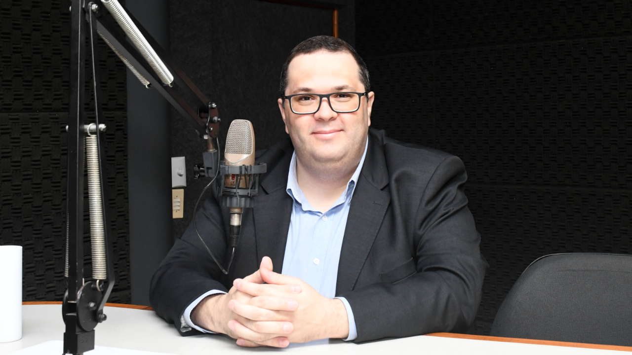 Diretor de Rede da TV Cultura, Fábio Chateaubriand Borba, nos estúdios da Rádio Brasil central AM