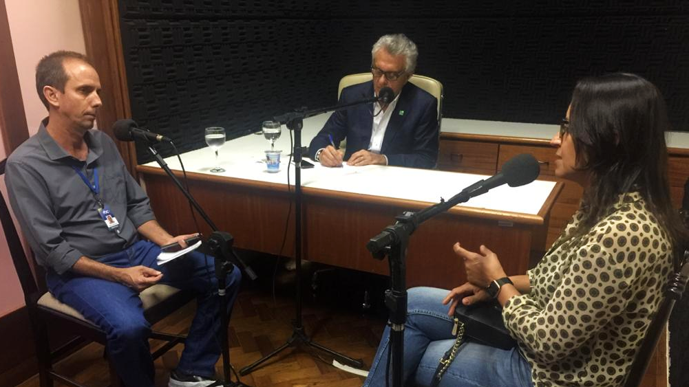 Repórter Jânio Rodrigues, governador Ronaldo Caiado e superintendente da área de Saúde de Goiás, Flúvia Amorim, em live transmitida pelos veículos da ABC