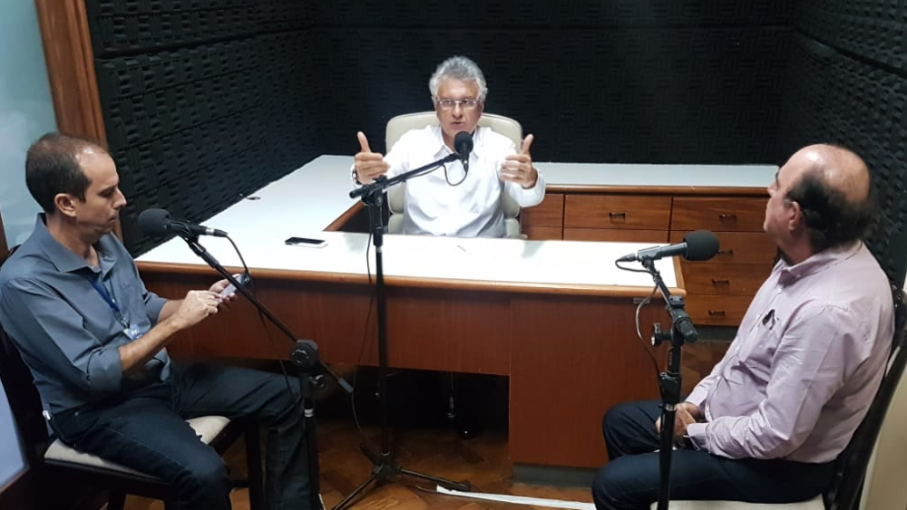 Repórter Jânio Rodrigues, governador Ronaldo Caiado e deputado federal Zacharias Calil em live veiculada pela ABC