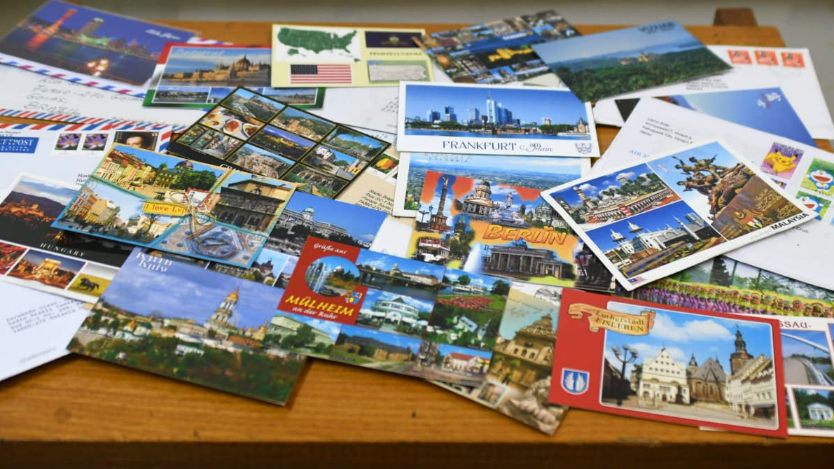 Cartões postais recebidos de todo o mundo pela Rádio Brasil Central