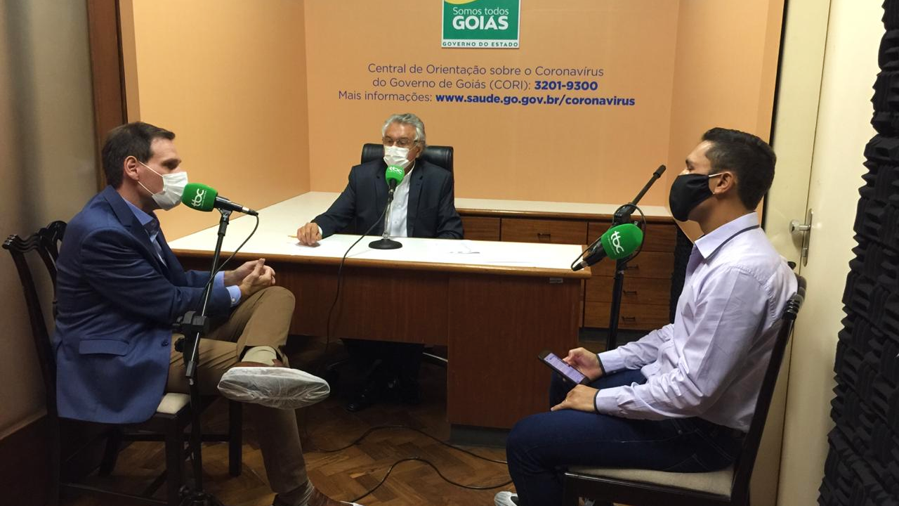 Presidente da Assembleia Legislativa, deputado Lissauer Vieira, governador Ronaldo Caiado e o apresentador Daniel de Paula, em live realizada pela ABC
