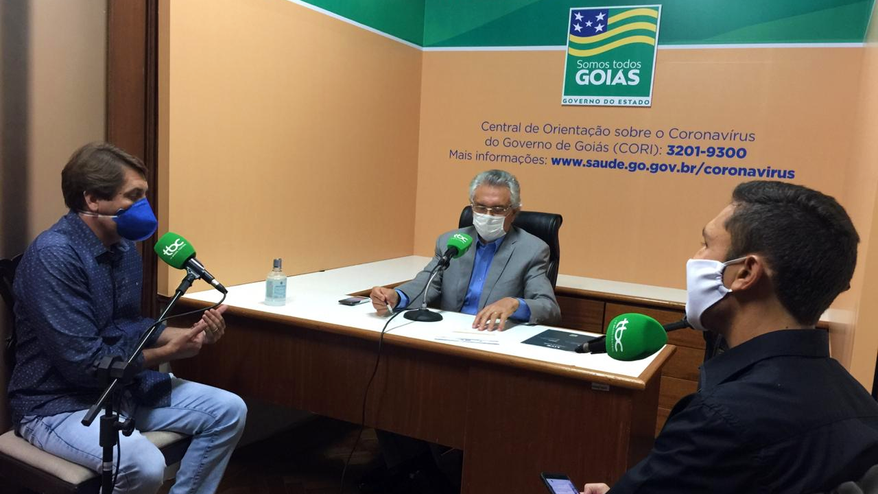 O deputado estadual Bruno Peixoto, o governador Ronaldo Caiado e o apresentador Daniel de Paula, em live realizada pela ABC