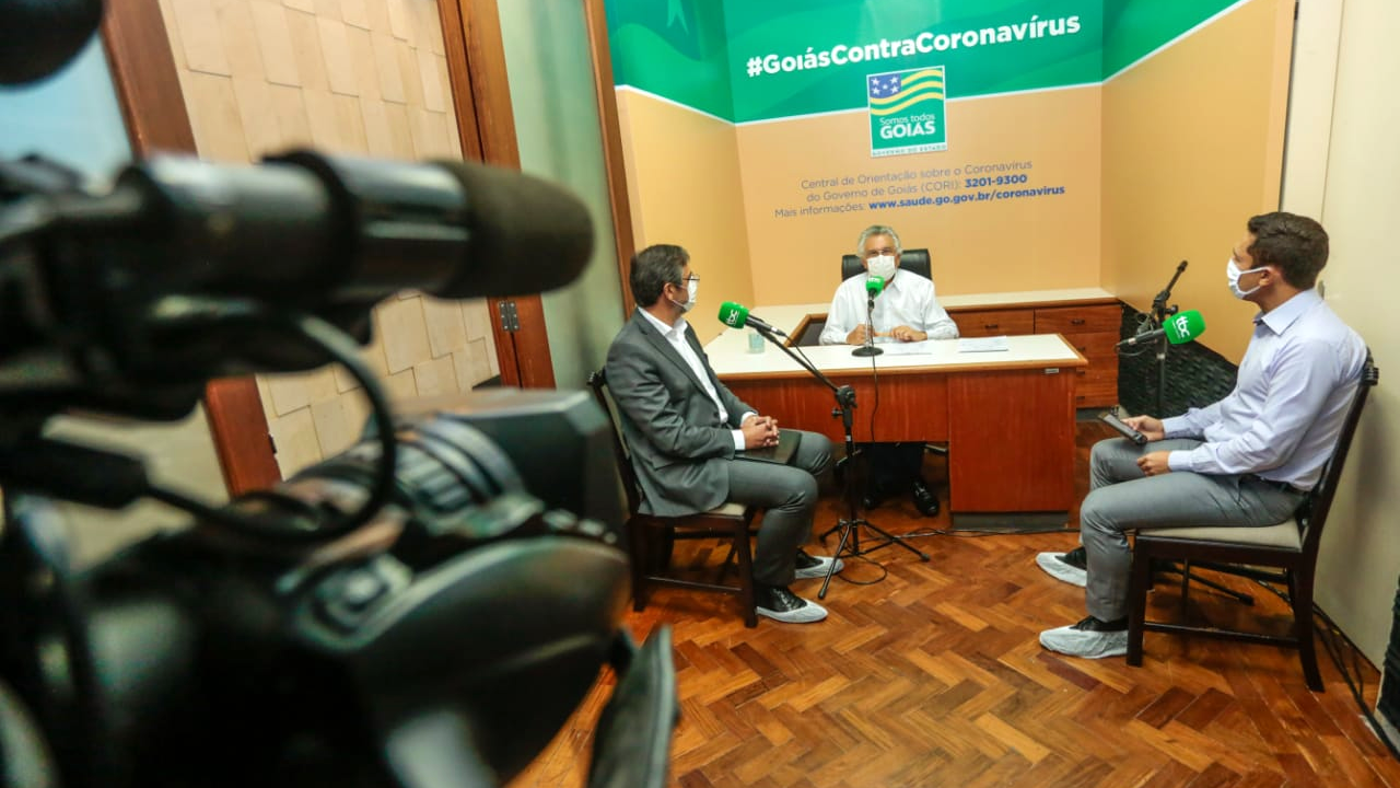 O procurador-geral da Justiça, Aylton Vecchi, o governador Ronaldo Caiado e o apresentador Daniel de Paula, em live realizada pela ABC