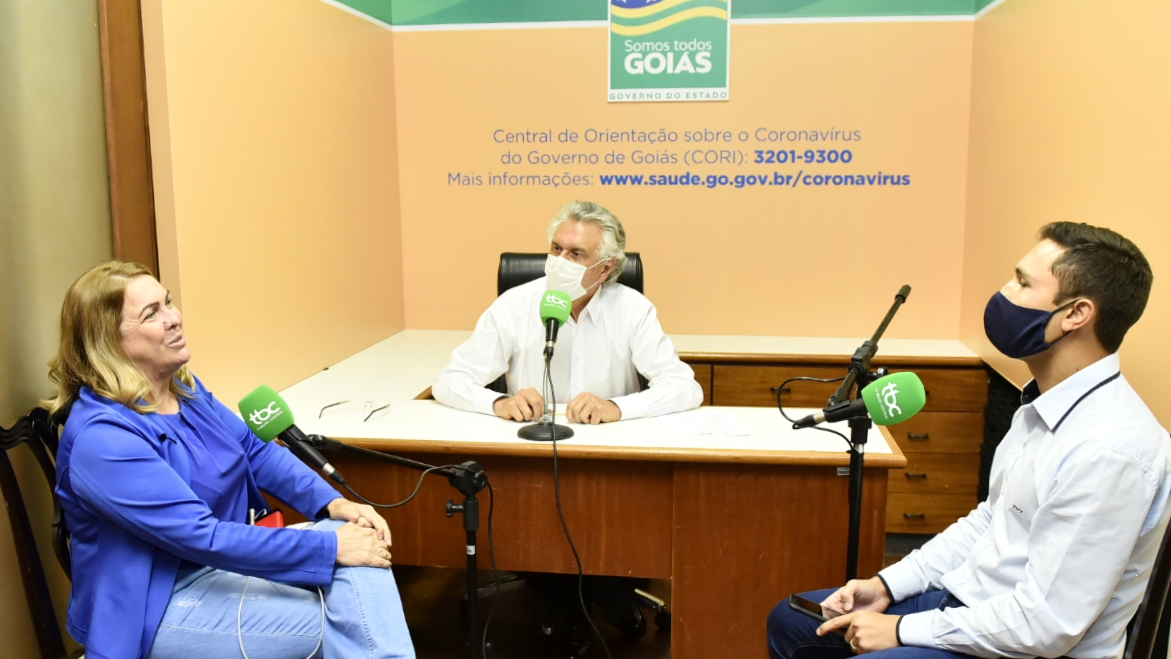 A secretária de Educação, Fátima Gavioli, o governador Ronaldo Caiado e o apresentador Daniel de Paula, em live realizada pela ABC
