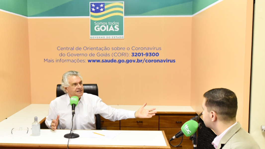 Governador Ronaldo Caiado e o apresentador Paulo Henrique Santos, em live realizada pela RBC