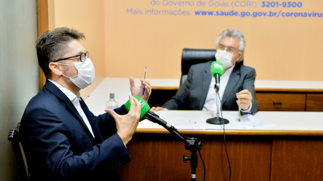 O defensor-público Domilson Rabelo e o governador Ronaldo Caiado, em live realizada pela ABC