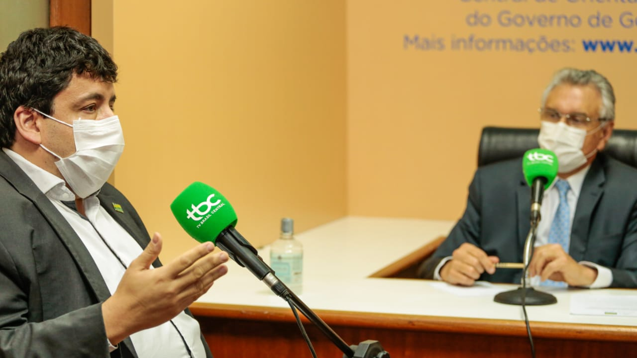 O secretário de Desenvolvimento Econômico e Inovação, Adriano Rocha Lima, e o governador Ronaldo Caiado, em live realizada pela ABC
