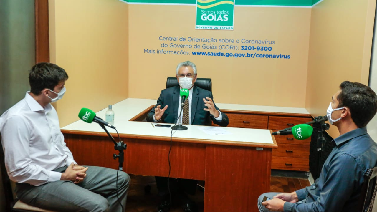 O presidente da Goinfra, Pedro Sales, o governador Ronaldo Caiado e o apresentador Daniel de Paula, em live realizada pela ABC