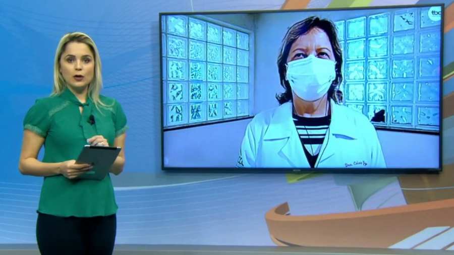 A apresentadora Danuza Azevedo e médica infectologista Cássia de Miranda Godoy, nos estúdios da TBC
