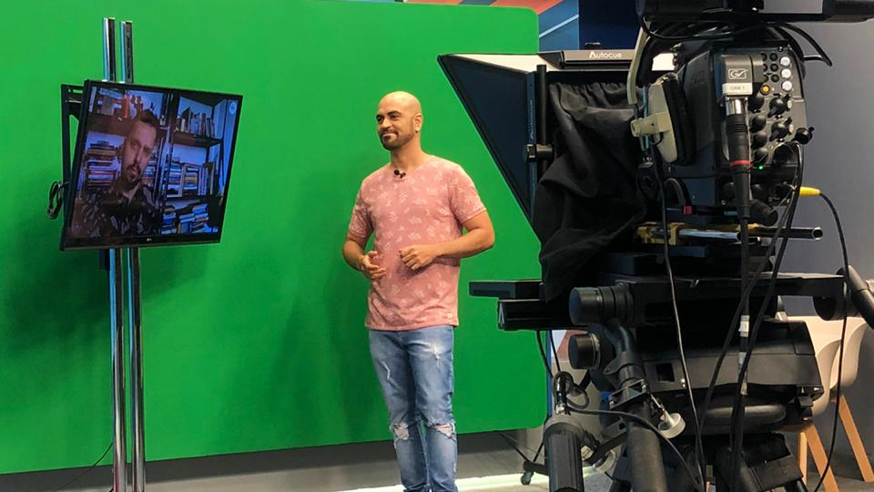 O apresentador Ivan Abdalla conversa de forma virtual com o cineasta Jarleo Barbosa, nos estúdios da TBC