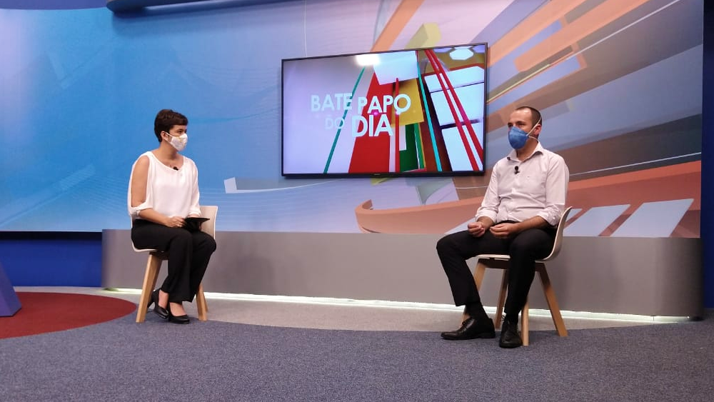 A apresentadora Henaura Avelar e o responsável pelo departamento de Redes de Alta Tensão da Enel em Goiás, Roberto Vieira, nos estúdios da TBC