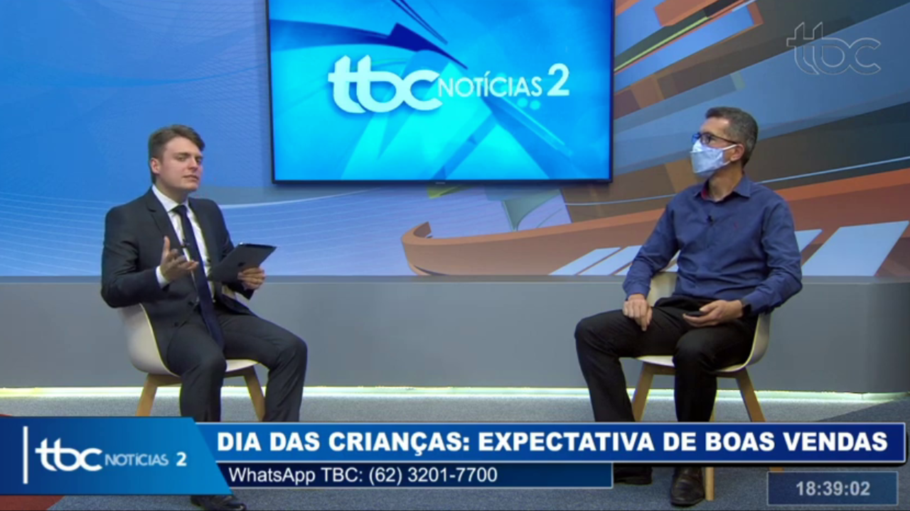 O apresentador Guilherme Rigonato e o gerente de Negócios da CDL Goiânia, Wanderson Lima, nos estúdios da TBC