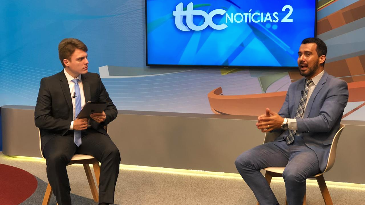 O apresentador Guilherme Rigonato e o advogado Danilo Vasconcelos, nos estúdios da TBC