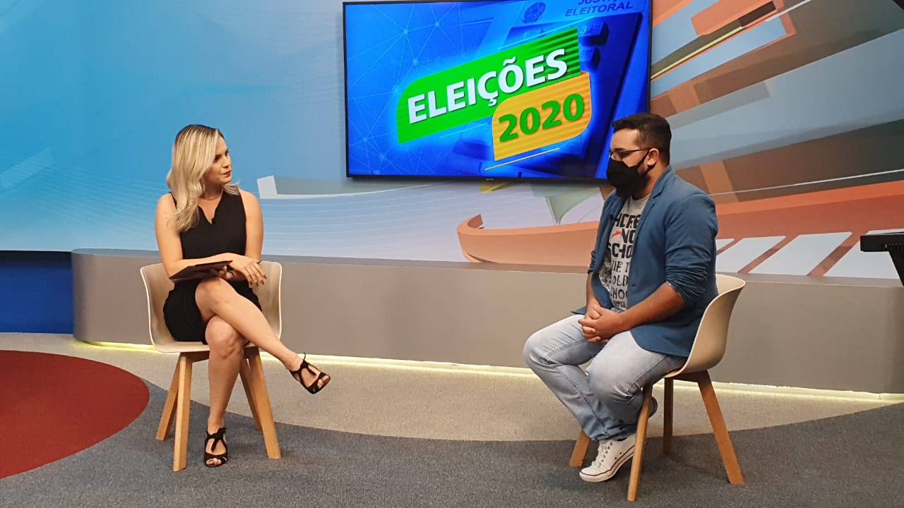 A apresentadora Danuza Azevedo e o candidato a prefeito de Aparecida, Bruno Felipe, nos estúdios da TBC