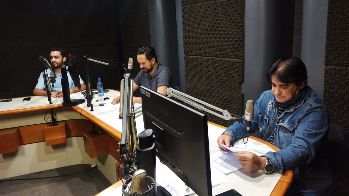 O candidato Fábio Júnior e os apresentadores Jerônimo Venâncio e Roberto Cândido, nos estúdios da RBC