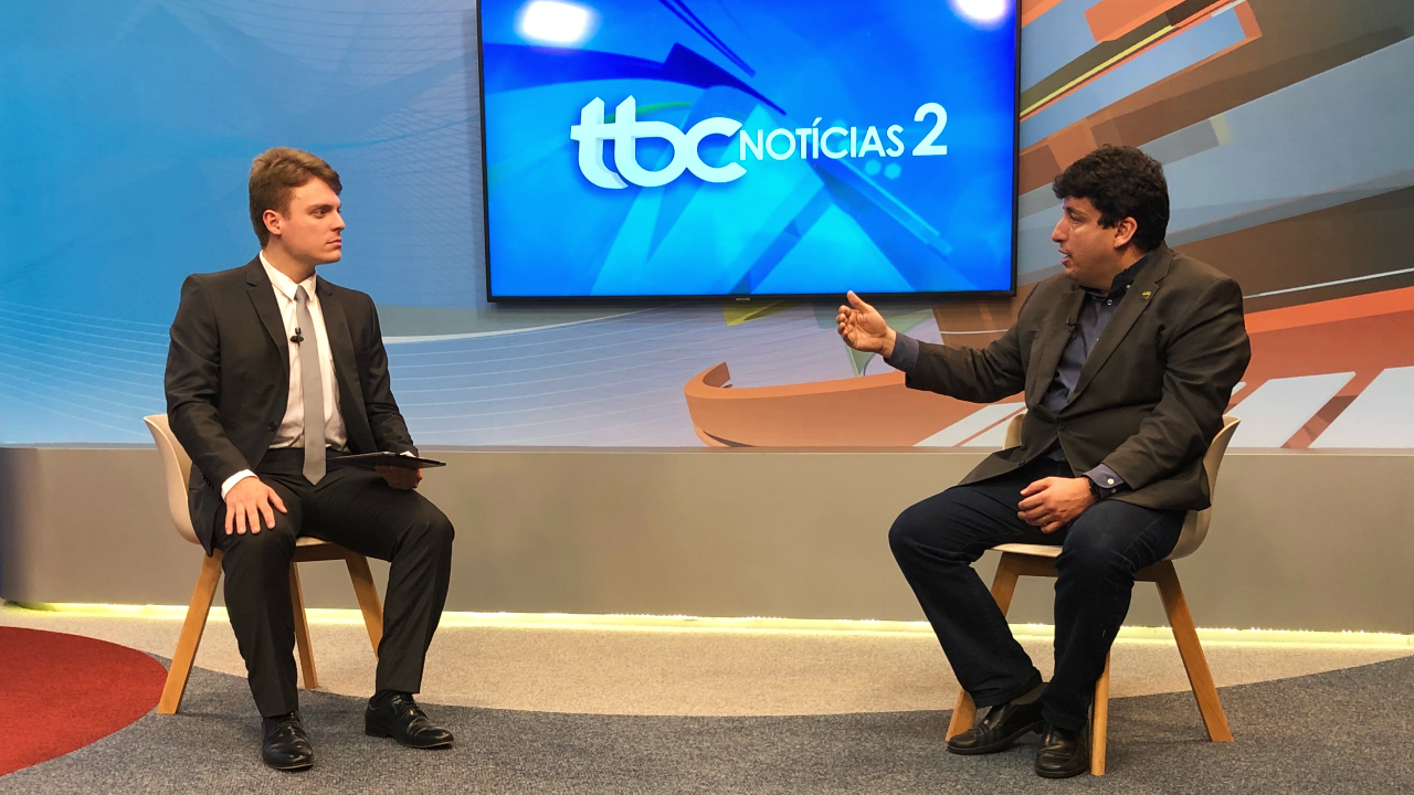 Foto do secretário-geral da Governadoria Adriano Rocha Lima no estúdio do TBC2 sendo entrevistado por Guilherme Rigonato
