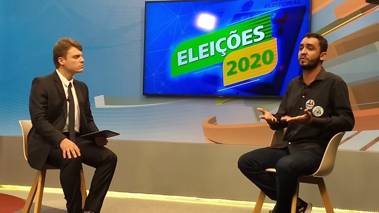 apresentador Guilherme Rigonato e o candidato Fábio Júnior, nos estúdios da TBC