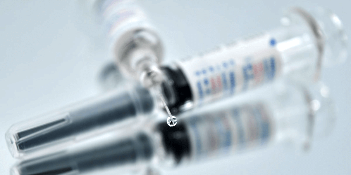 Infectologista critica decisão do Ministério da Saúde de liberar vacinação emergencial somente para grupos de risco