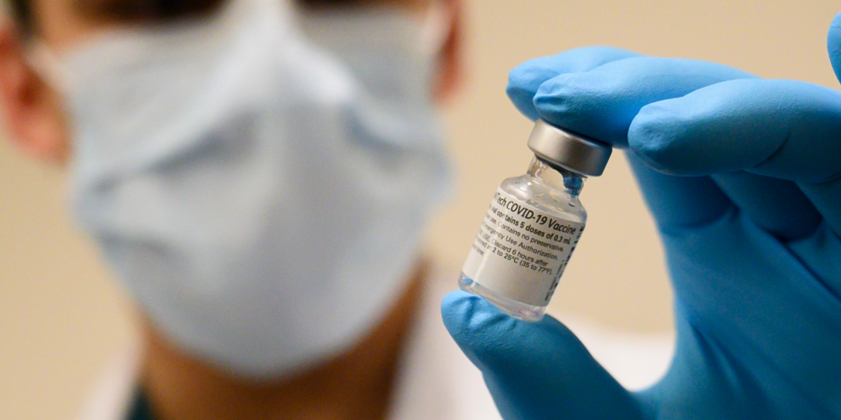 Vacina contra a Covid diminui internação, gravidade e morte, diz infectologista